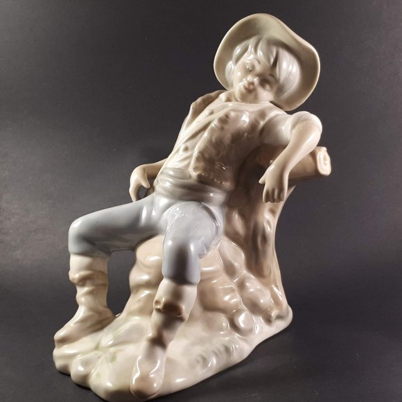 Tengra Spanish figurine boy sitting on beautiful shiny porcelain tree trunk - Picture 6 of 11